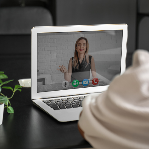 En bild som ska förestälal att en anställd person sitter i ett online möte med Tekla