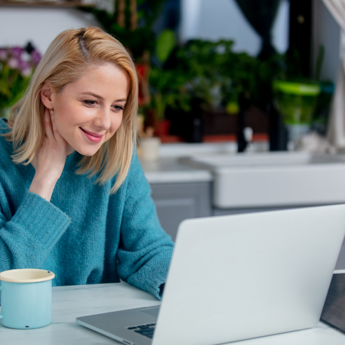 En tjej som sitter i personligt möte online.