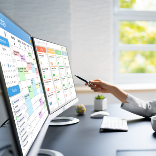 Två skärmar med planeringsverktyg för projektledning